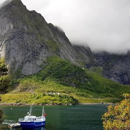 Cozy House By The Fjord In The Heart Of Lofoten * 레이네
