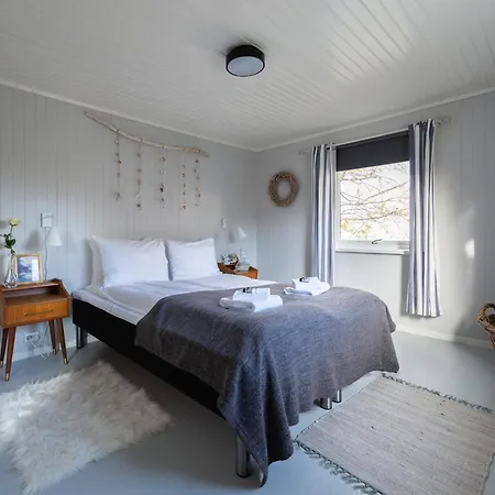 Cozy House By The Fjord In The Heart Of Lofoten