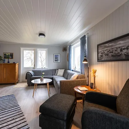 Cozy House By The Fjord In The Heart Of Lofoten