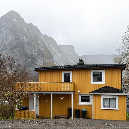 Cozy House By The Fjord In The Heart Of Lofoten 레이네